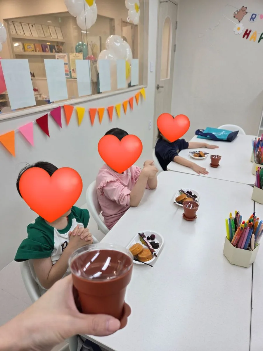 전자칠판으로 영어 워크시트를 푸는 수업