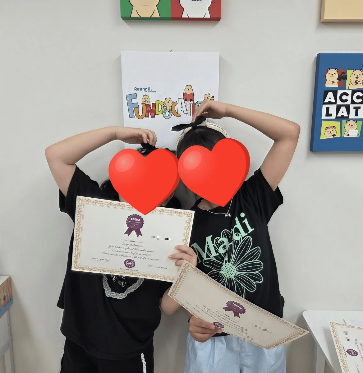 TEENZ 수료증을 받은 아이들